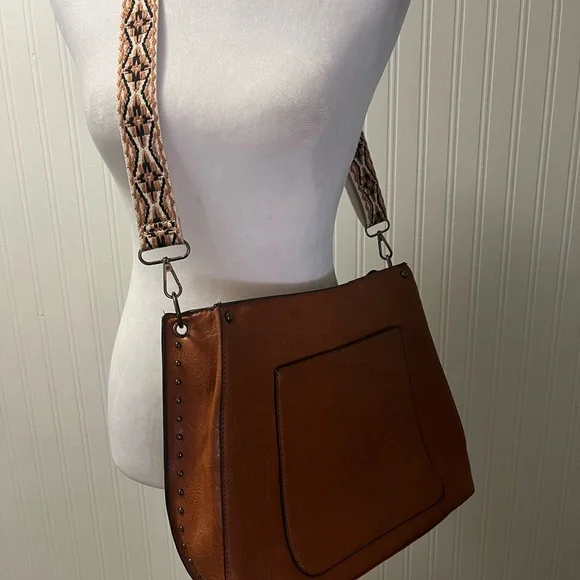 Chic Brown Leather Shoulder Bag - Picture 3 of 9